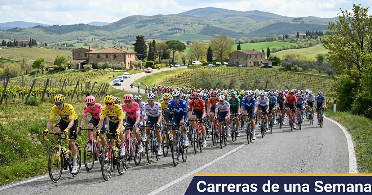 Pelotón ciclista profesional rodando por carreteras europeas durante una carrera por etapas de una semana