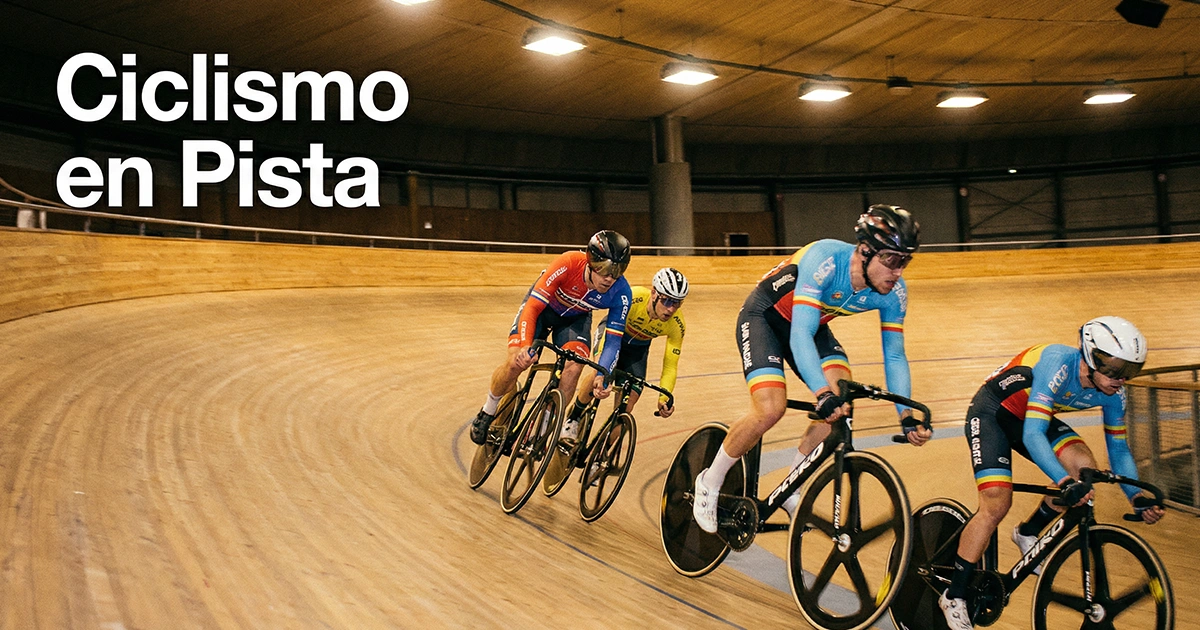 Ciclistas compitiendo en un velódromo durante una prueba de keirin en pista con peralte pronunciado