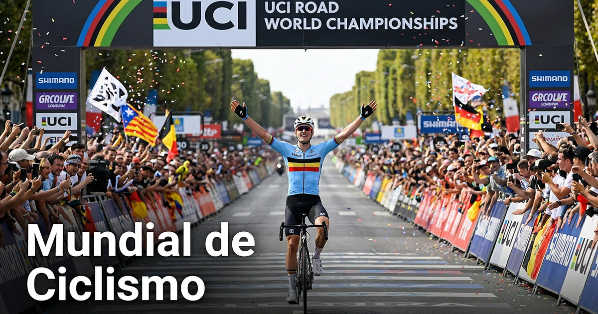 Ciclista celebrando con los brazos en alto tras ganar la prueba de ruta del Campeonato del Mundo de ciclismo