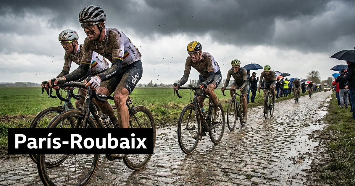 Ciclistas profesionales rodando sobre sectores de pavés embarrado durante la carrera París-Roubaix